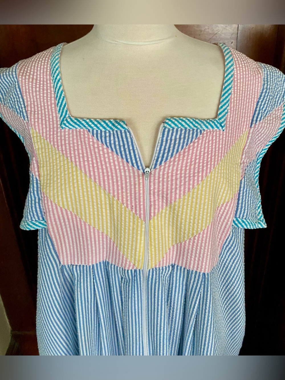 Saybury Vintage House Dress . Seersucker chevron design. 1980’s - Picture 2 of 9